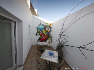 Гостиница Peacock-House Evora - веранда у общей кухни
