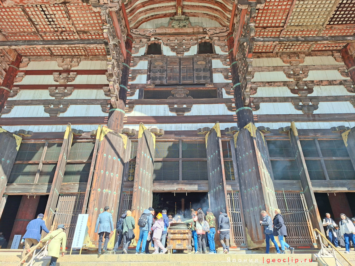 Буддистский храм Todaiji на территории парка - ворота