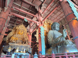 Буддистский храм Todaiji на территории парка - интерьер