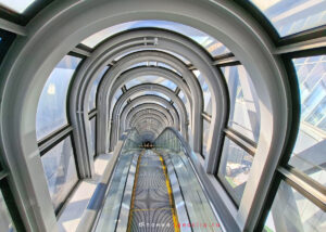 Umeda Sky Building Observatory - эскалатор