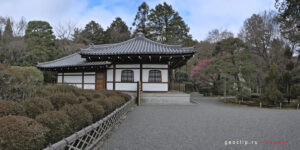 Здание на территории сада камней Ryoan-ji
