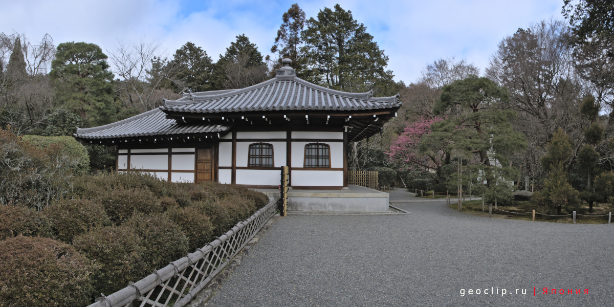 Здание на территории сада камней Ryoan-ji