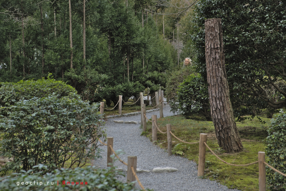 Тропинки в парке у сада камней Ryoan-ji