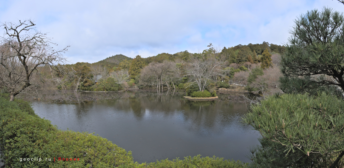 Панорама пруда возле сада камней Ryoan-ji